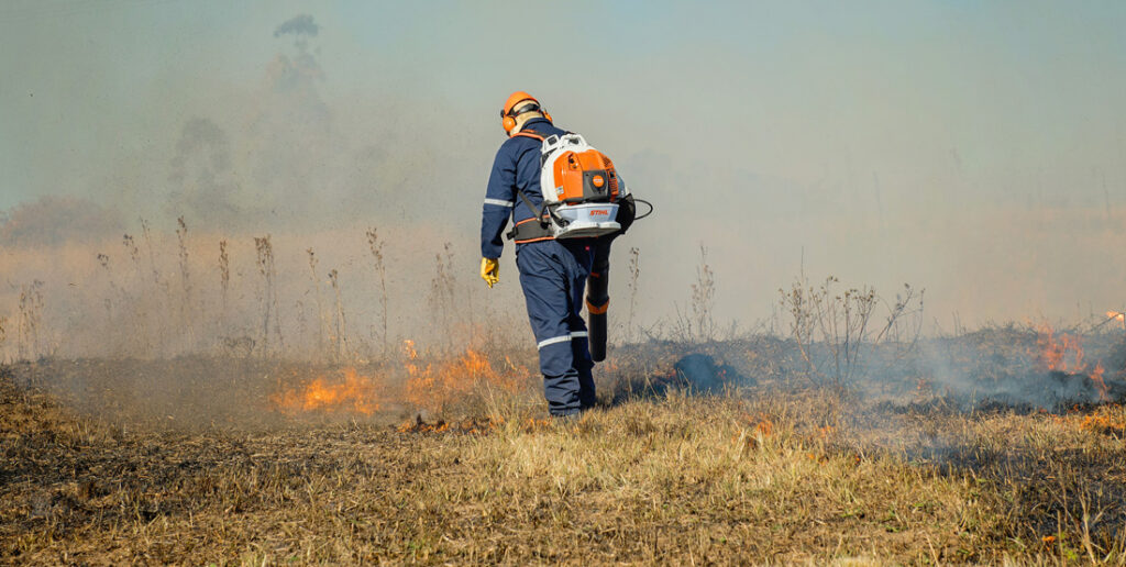 The STIHL BR-range of backpack blowers feature a 4-Mix engine that combines speed, energy, and fuel efficiency
