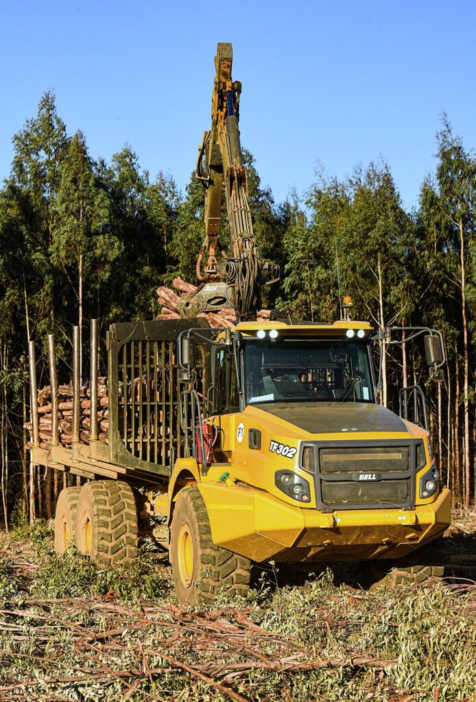 The Bell TF302E is fitted with the Waratah CF8 crane