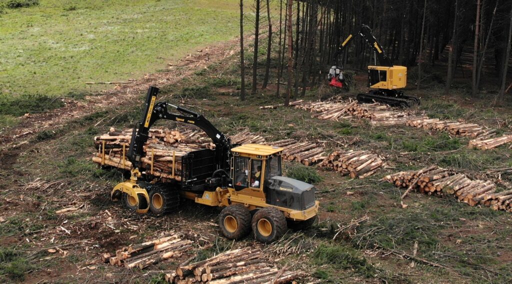 A productive partnership of a TCi Harvester fitted with a LogMax head and the TCi Forwarder