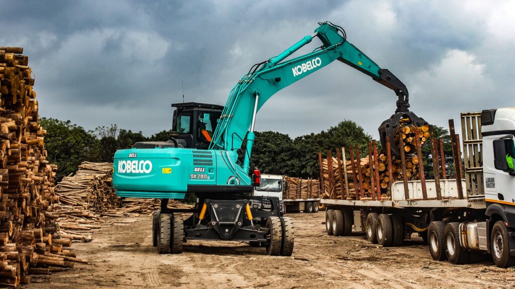 Bell supplied the Kobelco SK260LC-10 excavator fitted with a MT1000 timber grab